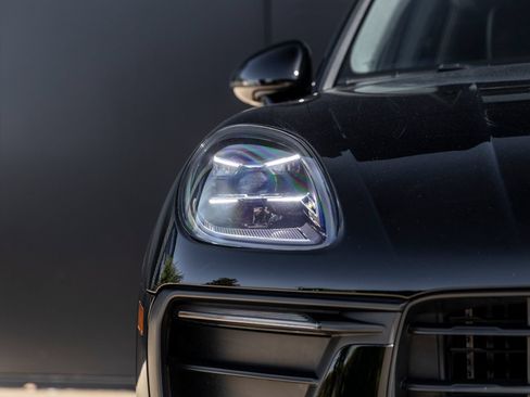 Certified 2024 Porsche Macan AWD/4WD image 18