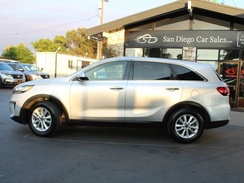 Used 2020 Kia Sorento LX FWD image 2