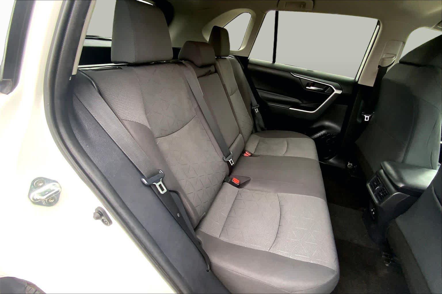 Used 2020 Toyota RAV4 XLE FWD image 19