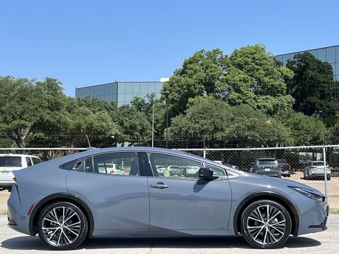 Used 2024 Toyota Prius XLE AWD/4WD image 3