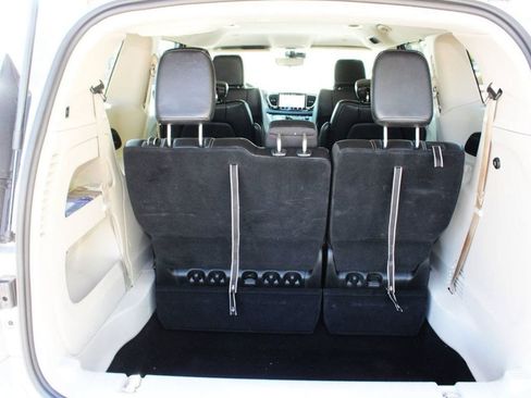 Used 2024 Chrysler Pacifica Touring-L FWD image 6