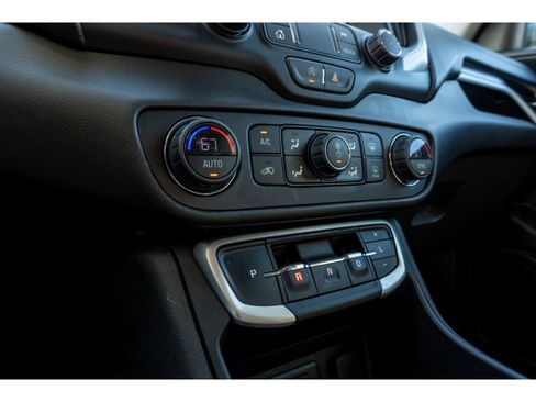 Used 2024 GMC Terrain SLT image 23