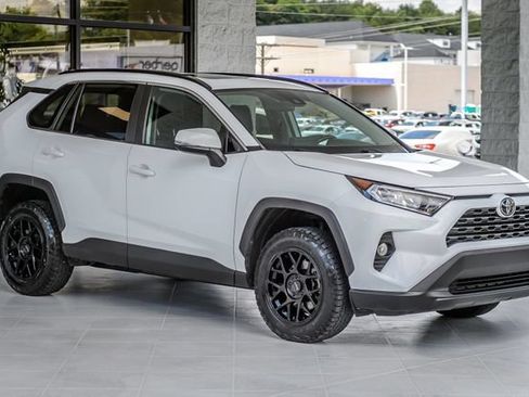Used 2021 Toyota RAV4 XLE w/ Convenience Package FWD image 4