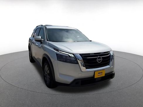 Used 2025 Nissan Pathfinder SV AWD/4WD image 3