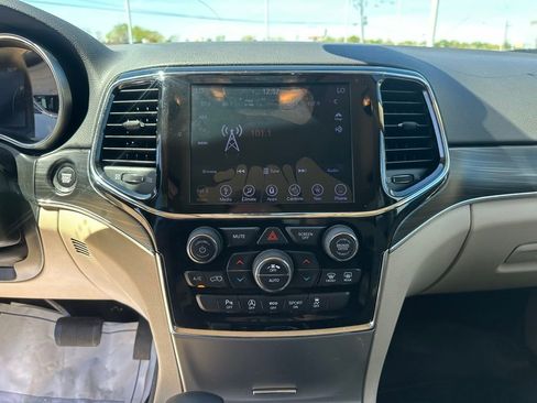 Used 2019 Jeep Grand Cherokee Limited image 18