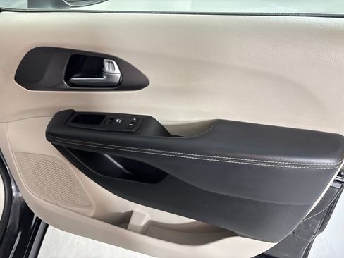 Used 2023 Chrysler Pacifica Touring-L FWD image 14
