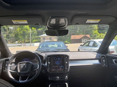 Used 2024 Volvo XC40 B5 Core image 35