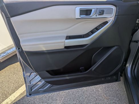 Used 2021 Ford Explorer Limited w/ Equipment Group 301A image 11