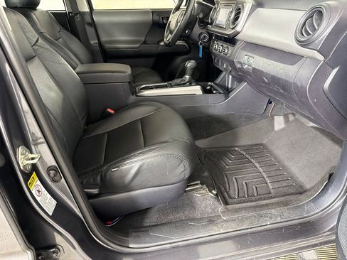 Used 2017 Toyota Tacoma SR5 w/ Tow Package RWD image 13