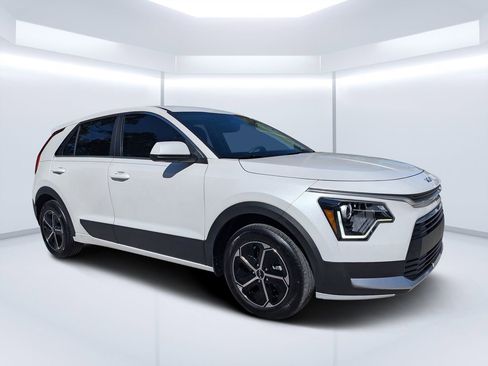 Used 2024 Kia Niro LX image 1
