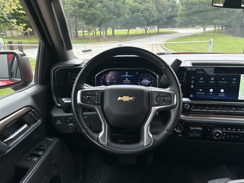Used 2025 Chevrolet Silverado 1500 LT AWD/4WD image 23