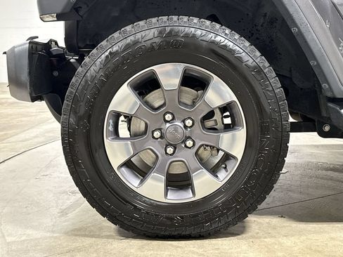 Used 2018 Jeep Wrangler Unlimited Sahara AWD/4WD image 27