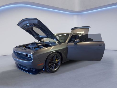Used 2019 Dodge Challenger R/T Scat Pack w/ Shaker Package RWD image 9
