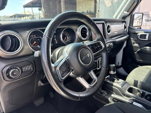 Used 2018 Jeep Wrangler Unlimited Sahara AWD/4WD image 10