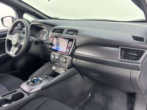 Used 2025 Nissan Leaf S image 12