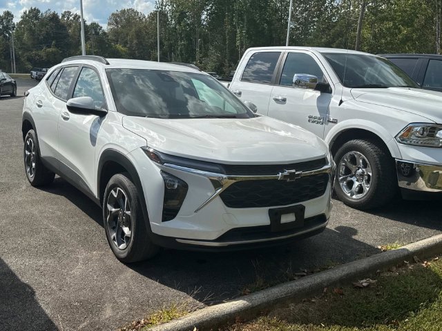 Used 2025 Chevrolet Trax LT w/ LT Convenience Package FWD image 2