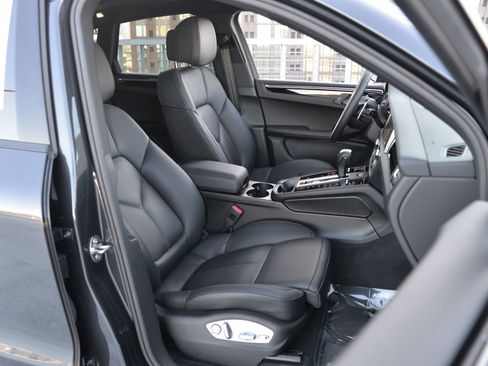 Certified 2025 Porsche Macan image 20