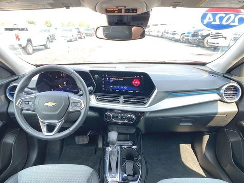 Used 2024 Chevrolet Trax LT w/ Driver Confidence Package FWD image 19