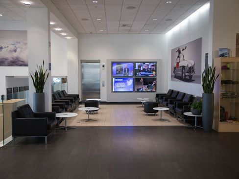 Used 2023 Chevrolet Suburban Premier image 32