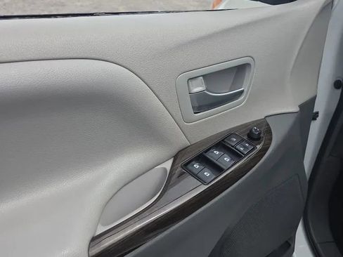 Used 2018 Toyota Sienna XLE w/ XLE Navigation Package image 12