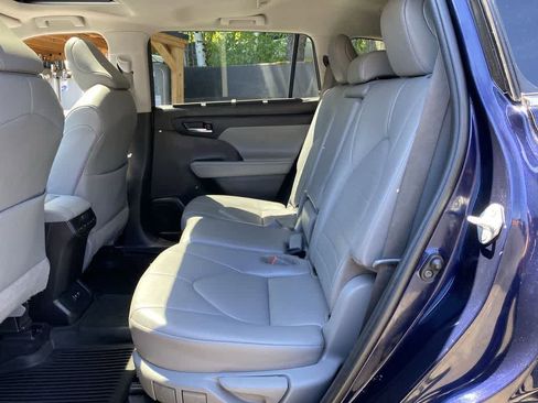 Used 2021 Toyota Highlander XLE AWD/4WD image 17