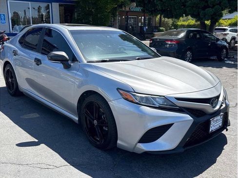 Used 2018 Toyota Camry SE w/ Audio Package FWD image 2