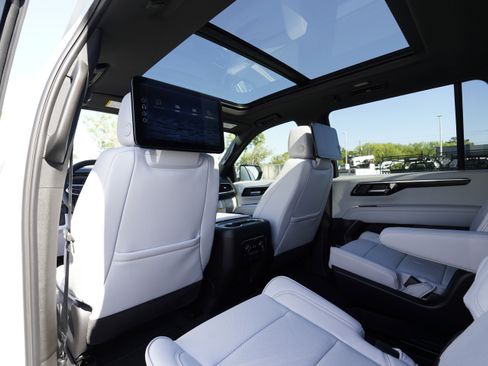 New 2026 Chevrolet Suburban Premier RWD image 11