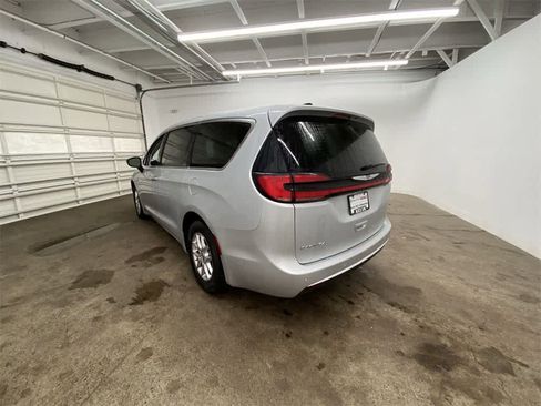 Used 2024 Chrysler Pacifica Touring-L image 4