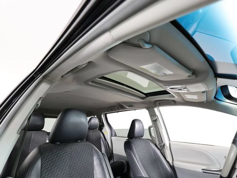 Used 2012 Toyota Sienna SE FWD image 38