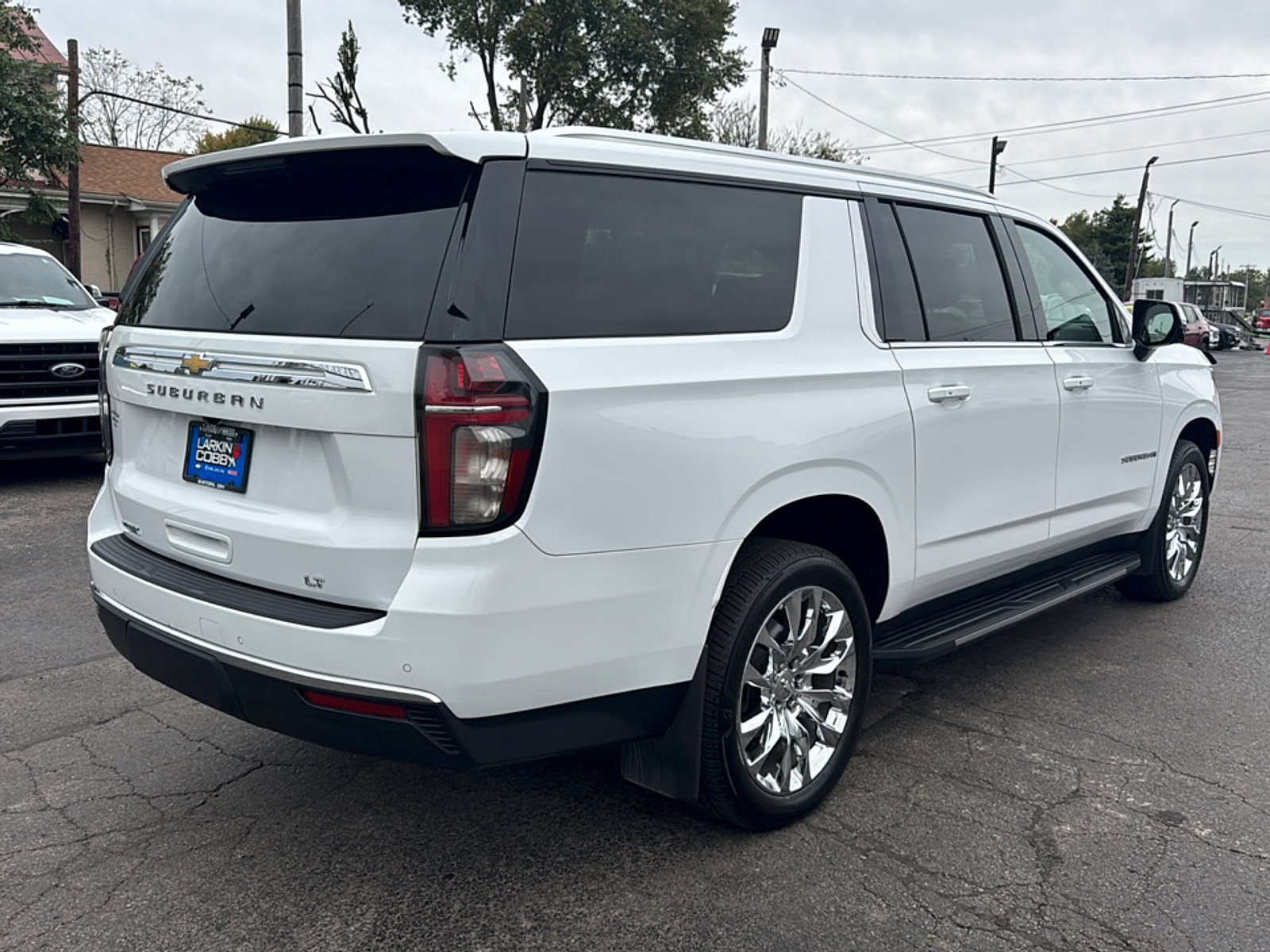 Used 2022 Chevrolet Suburban LT w/ Luxury Package AWD/4WD image 4