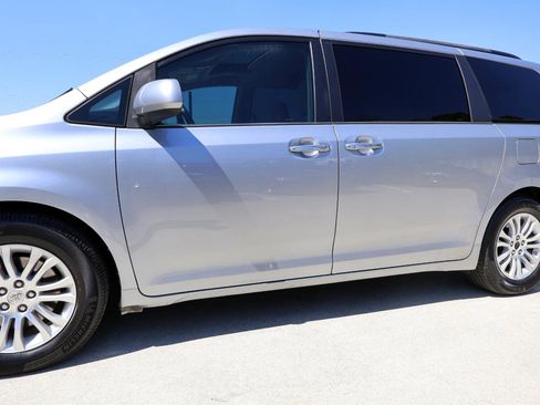 Used 2015 Toyota Sienna XLE image 35