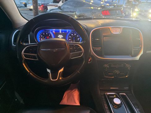 Used 2018 Chrysler 300 Touring L image 28