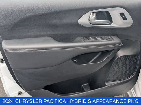 Used 2024 Chrysler Pacifica Limited FWD image 11