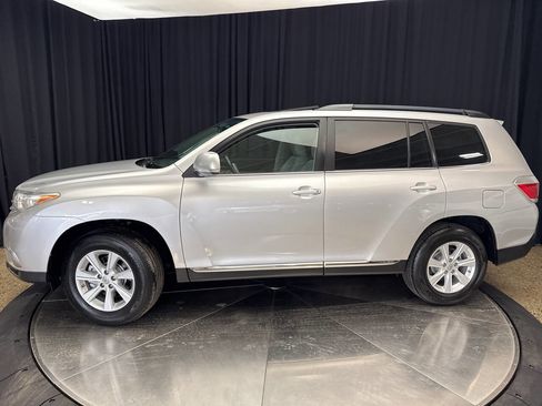 Used 2012 Toyota Highlander SE w/ Tow Pkg image 4