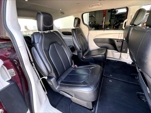 Used 2023 Chrysler Pacifica Touring-L FWD image 26