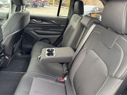 Used 2025 Jeep Grand Cherokee Laredo RWD image 16