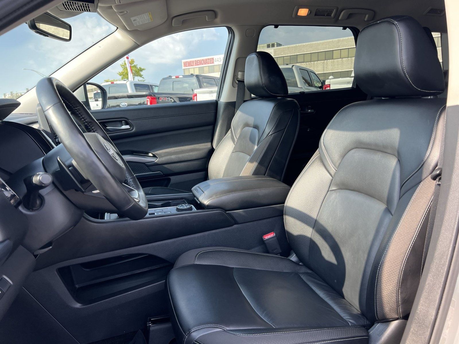 Used 2025 Nissan Pathfinder SL AWD/4WD image 13