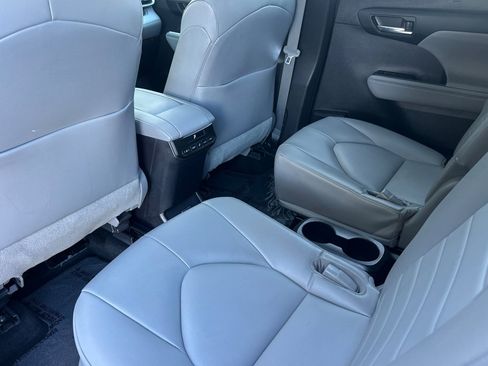 Certified 2022 Toyota Highlander XLE image 11