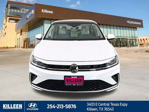 Used 2025 Volkswagen Jetta SE image 2