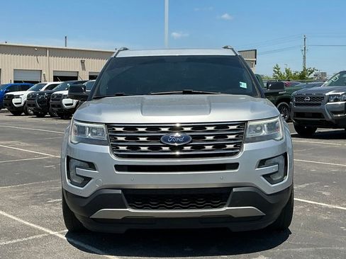 Used 2017 Ford Explorer XLT w/ Equipment Group 202A AWD/4WD image 18