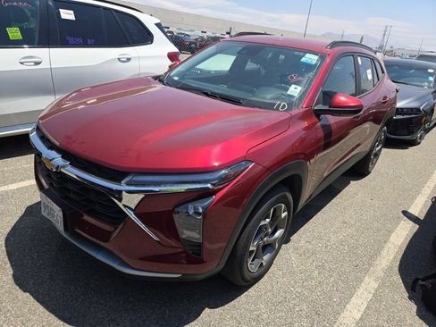 Used 2025 Chevrolet Trax LT FWD image 2