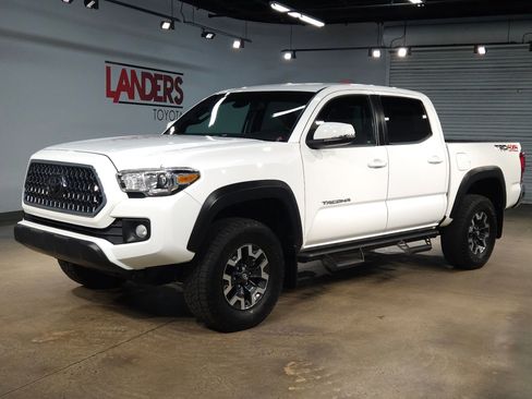Used 2019 Toyota Tacoma TRD Off-Road AWD/4WD image 3