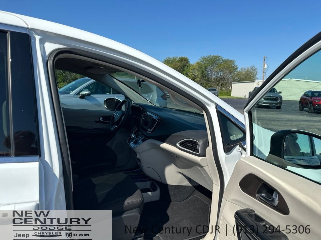 Used 2022 Chrysler Voyager LX FWD image 13