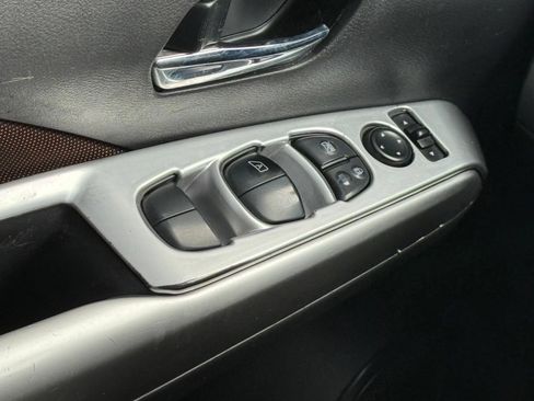 Used 2020 Nissan Kicks SR w/ Exterior Package FWD image 32