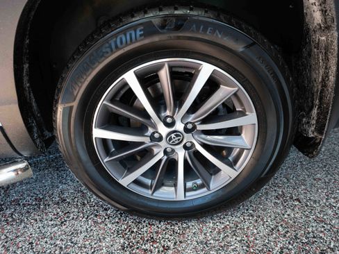 Used 2019 Toyota Highlander XLE image 28