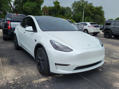Used 2024 Tesla Model Y 2WD image 6