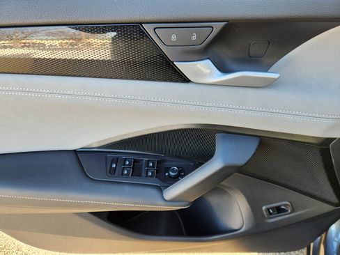 Certified 2025 Volkswagen Tiguan SE image 17