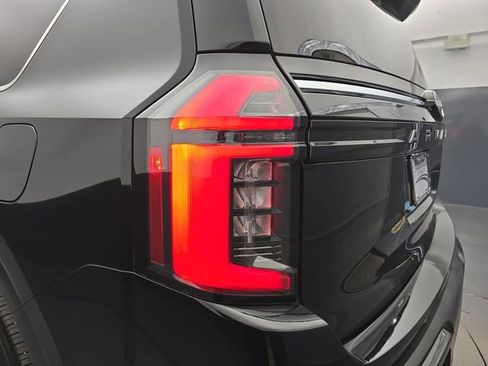 Used 2025 Nissan Armada SL image 18