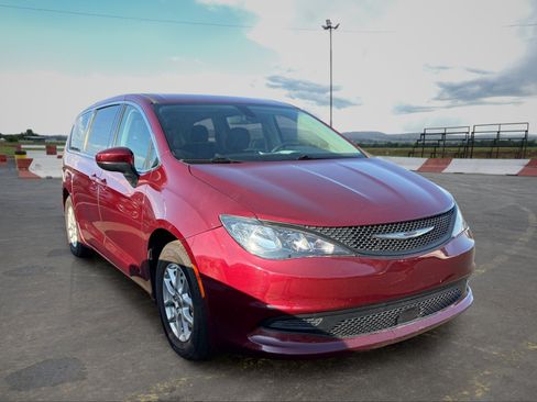 Used 2022 Chrysler Voyager LX FWD image 2