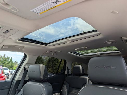 Used 2022 GMC Acadia Denali w/ Denali Ultimate Package AWD/4WD image 35